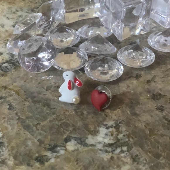 Heart Bunny Pearl Stud Earrings - Picture 5 of 8